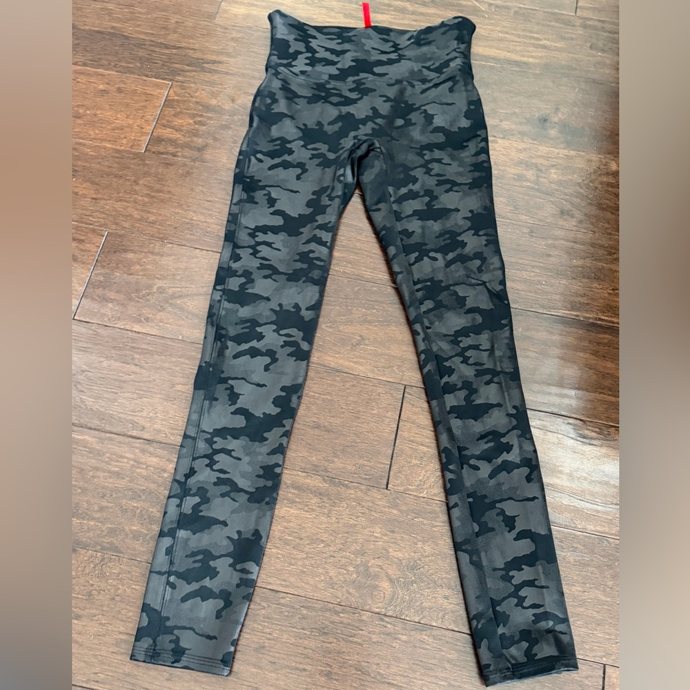 Spanx Look at me now Camouflage Faux Leather Ankle Leggings